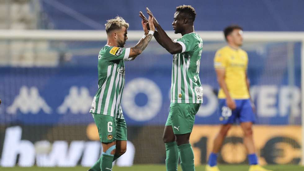 Aziz (D) festeja com Guga (E) do Rio Ave após marcar um golo ao Estoril no jogo da Primeira Liga de Futebol realizado no Estádio António Coimbra da Mota no Estoril. 19 de Agosto de 2022.  MIGUEL A. LOPES/LUSA