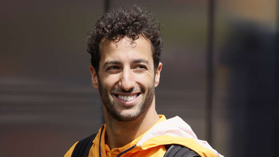epa10058863 Australian Formula One driver Daniel Ricciardo of McLaren F1 Team arrives at the Paddock before the practice session of the Formula One Grand Prix of Austria at the Red Bull Ring in Spielberg, Austria, 08 July 2022.  EPA/RONALD WITTEK