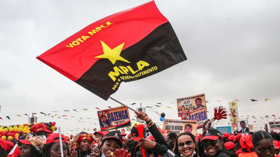 epa10130461 Supporters of incumbent president and People's Movement for the Liberation of Angola - Labour Party (MPLA) presidential candidate Joao Lourenco (not pictured) shout slogans during a political rally in Luanda, Angola, 20 August 2022. Angola will hold general elections on 24 August, which will define the composition of parliament and elect the President and Vice President of the Republic.  EPA/PAULO NOVAIS