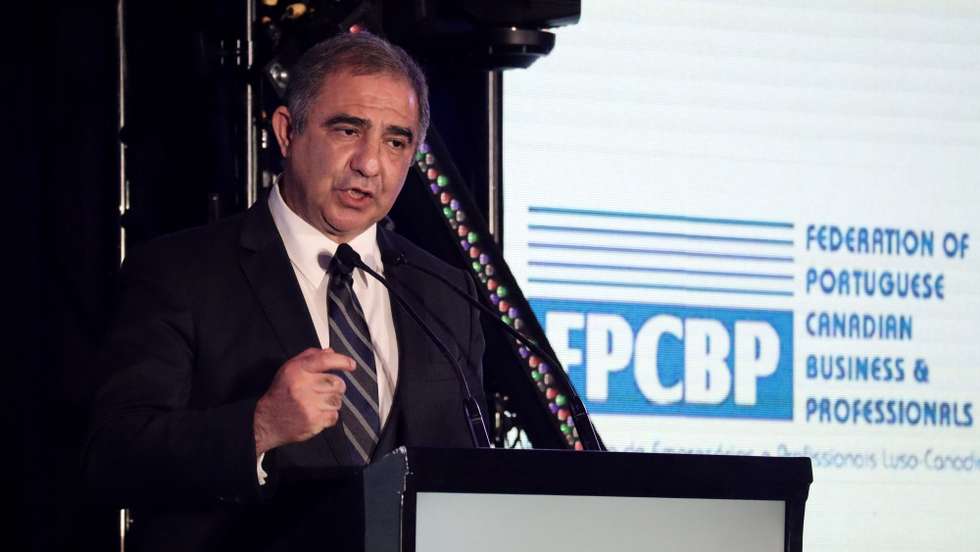 O presidente do Governo Regional dos Açores, José Manuel Bolieiro, discursa durante a Gala da Federação de Empresários e Profissionais Luso-Canadianos, em Toronto, Canadá, 29 de maio de 2022. José Manuel Boleiro, de visita ao Canadá desde sexta-feira, participava na 39.ª Gala de Empresários e Profissionais Luso-Canadianos, no sábado à noite, onde foram entregues 40 bolsas de estudo a alunos lusodescendentes e cinco Prémios de Excelência a membros da comunidade. SÉRGIO MOURATO/LUSA