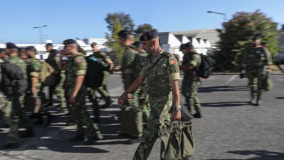 A Força de Fuzileiros, composta por 146 militares da Marinha Portuguesa, regressa da Lituânia, após três meses de missão no quadro das medidas de tranquilização da NATO para o flanco leste da Aliança, cerimónia de receção aos militares portugueses presidida pelo chefe do Estado-Maior da Armada, almirante Henrique Gouveia e Melo (ausente da fotografia), em Figo Maduro, Lisboa, 29 de agosto de 2022. MIGUEL A. LOPES/LUSA