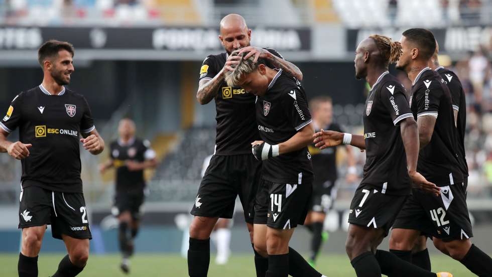 Takahiro Kunimoto (C) do Casa Pia festeja após marcar um golo durante o jogo da Primeira Liga de Futebol, Vitória de Guimarães vs Casa Pia, disputado no Estádio D. Afonso Henriques, em Guimarães, 29 de agosto de 2022. ESTELA SILVA/LUSA