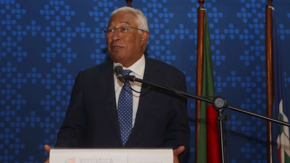 O primeiro-ministro de Portugal, António Costa, discursa durante a visita à Escola Portuguesa, Maputo, Moçambique, 02 de setembro de 2022. António Costa está em Maputo para participar na V Cimeira Luso-moçambicana que começa hoje em Maputo, e tem como objetivo aprofundar as relações bilaterais e celebrar diversos acordos de cooperação. LUÍSA NHANTUMBO/LUSA