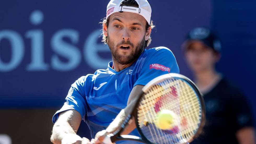 epa10078018 Joao Sousa of Portugal in action against Alexander Ritschard of Switzerland at the Swiss Open tennis tournament in Gstaad, Switzerland, 18 July 2022.  EPA/PETER SCHNEIDER