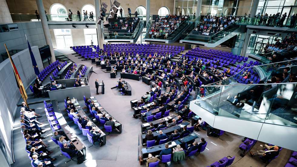 epa10027721 German Chancellor Olaf Scholz delivers a statement at the German parliament 'Bundestag' in Berlin, Germany, 22 June 2022. Scholz addressed the parliamentarians with a government statement on the upcoming European Council meeting, the G7 summit, and the NATO summit.  EPA/CLEMENS BILAN