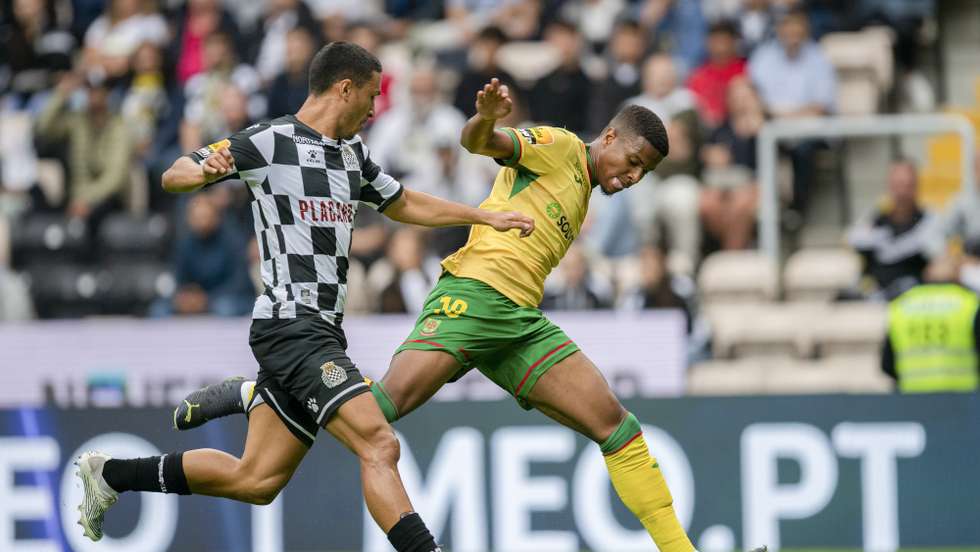 O jogador do Boavista, Sasso (E) disputa a bola com o jogador Koffi do Paços de Ferreira, durante o jogo da 5ª jornada da I Liga de futebol,  disputado no Estádio do Bessa no Porto, 05 de Setembro de 2022 . RUI MANUEL FARINHA / LUSA