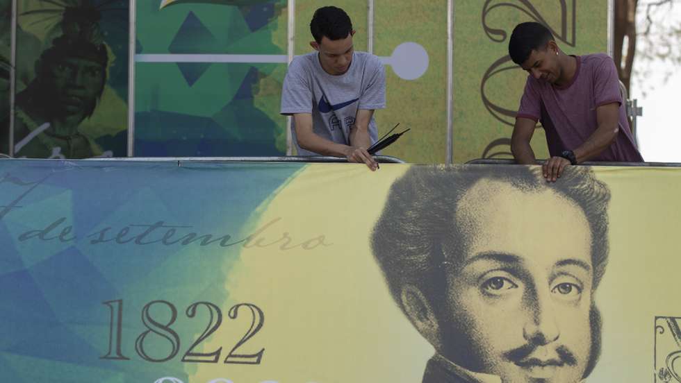 epa10164835 Workers participate in preparations for a parade that will take place a day later to commemorate the bicentennial of Brazilian independence, on the Ministries Esplanade, in Brasilia, Brazil, 06 September 2022. On 07 September 1822, the then prince of Portugal, Pedro de Braganca, declared Brazil an independent nation, a fact that went down in history as a heroic act and that, 200 years later, the president of Brazil, Jair Bolsonaro , try to capitalize on close to the presidential elections that will be held on 02 October. The leader of the Brazilian far right has summoned his followers to take to the streets on 07 September in what could become a show of force in the final stretch of the electoral campaign.  EPA/Joedson Alves