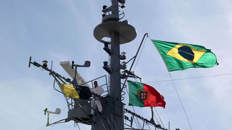 O Navio Escola “BRASIL” (U27), da Marinha do Brasil, que partiu do Rio de Janeiro a 1 de junho para a realização da sua 24ª Viagem de Instrução de Guardas-Marinha chegou esta manhã à doca do Jardim do Tabaco em Lisboa. A embarcação permanece até 28 de setembro, estando aberta para visitas no dia 26.O Navio Escola Brasil leva a bordo a exposição itinerante “50 Anos de Conquistas Brasileiras: 1960-2010”, da curadora Mercedes Urquiza, que estará aberta ao público, durante as visitas públicas e receções protocolares, por ocasião da atracação nos portos.O principal propósito da viagem é complementar, com ênfase na experiência prática, os conhecimentos teóricos adquiridos na Escola Naval, 25 de setembro de 2010.  INÁCIO ROSA / LUSA