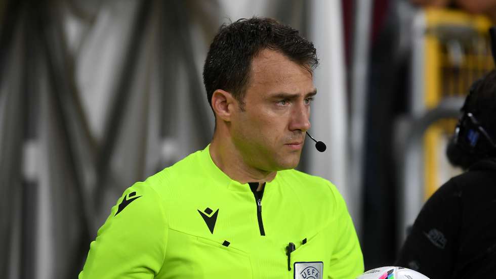 epa10126405 German referee Felix Zwayer enters the pitch before the UEFA Champions League first leg play off match between Dynamo Kiev and SL Benfica in Lodz, central Poland, 17 August 2022.  EPA/Grzegorz Michalowski POLAND OUT