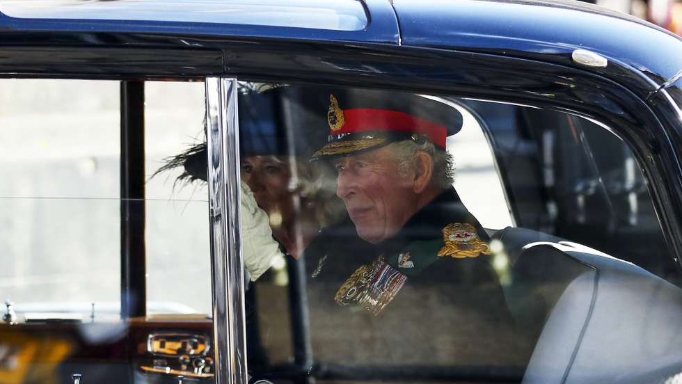 O Rei Carlos III, acompanhado pela Rainha consorte, Camilla, acena a populares após uma missa na catedral de Santo Egídio, onde ficará em câmara ardente o corpo da Rainha Isabel II, para ser homenageada pelos escoceses antes de voltar a Londres para o funeral. Edimburgo, Escócia, Grã-Bretanha, 12 de setembro de 2022. A Rainha Isabel II morreu a 08 de setembro aos 96 anos no Castelo de Balmoral, na Escócia, após mais de 70 anos do mais longo reinado da história do Reino Unido. NUNO VEIGA/LUSA