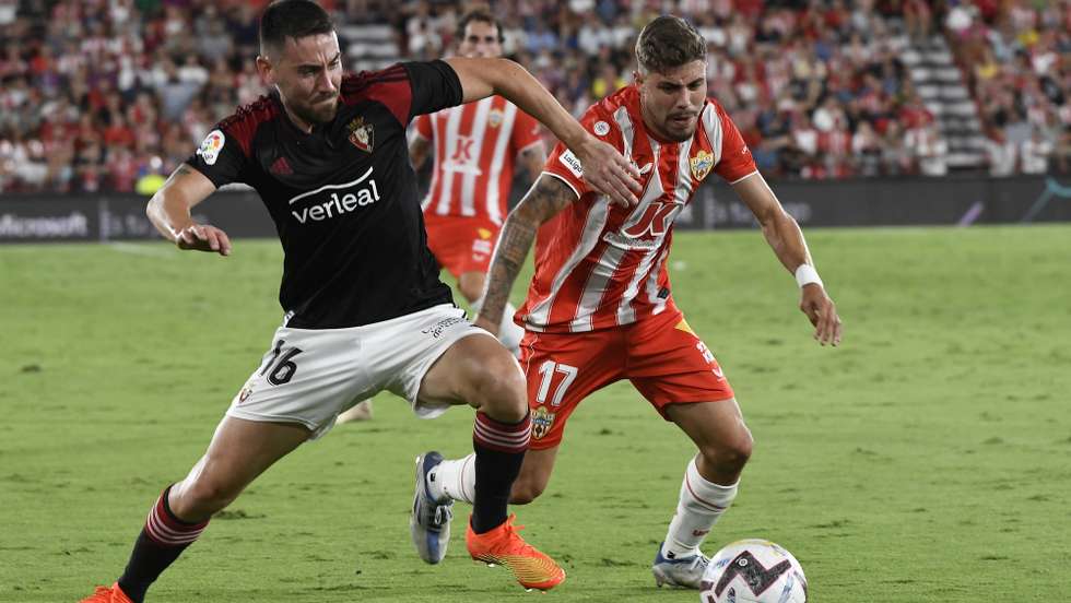 epa10180495 Almeria's Alejandro Pozo (R) in action against Osasuna's Moi Gomez (L) during the Spanish LaLiga soccer match between UD Almeria and CA Osasuna held at Power Horse Stadium, in Almeria, southern Spain, 12 September 2022.  EPA/Carlos Barba