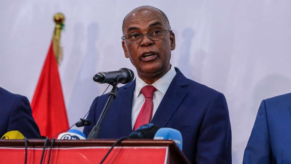 epa10140546 Adalberto Costa Junior (C), presidential candidate for the National Union for the Total Independence of Angola (UNITA) holds a press conference denying the victory of the People's Movement for the Liberation of Angola (MPLA) in the 24 August general elections, at the UNITA party headquarters in Luanda, Angola, 26 August 2022. The National Electoral Commission (CNE) announced 25 August that the MPLA held 51 percent of the vote after a provisional tally of the ballots.  EPA/PAULO NOVAIS