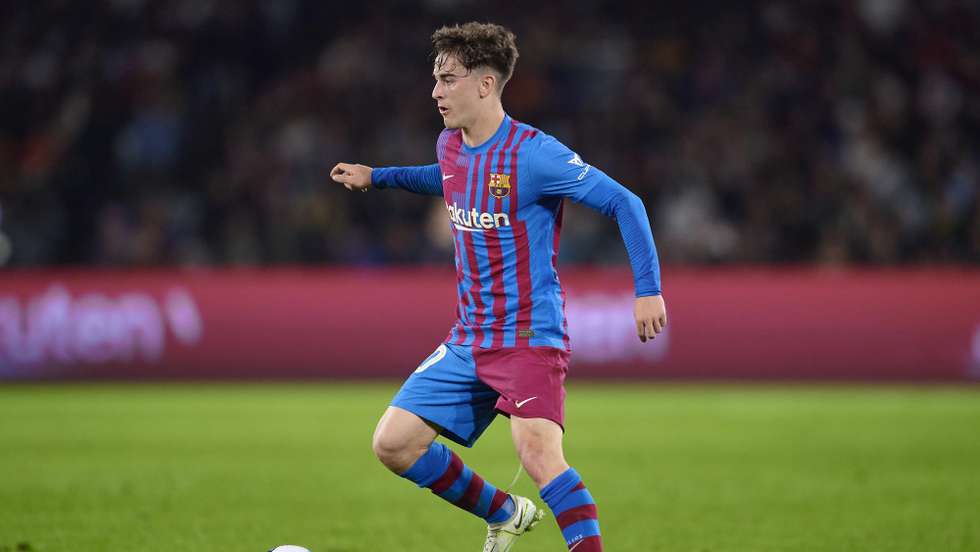epa09974253 Gavi of Barcelona (C) controls the ball during the friendly match between FC Barcelona and the A-Leagues All Stars, in Sydney, Australia, 25 May 2022.  EPA/BRETT HEMMINGS NO ARCHIVING, EDITORIAL USE ONLY AUSTRALIA AND NEW ZEALAND OUT