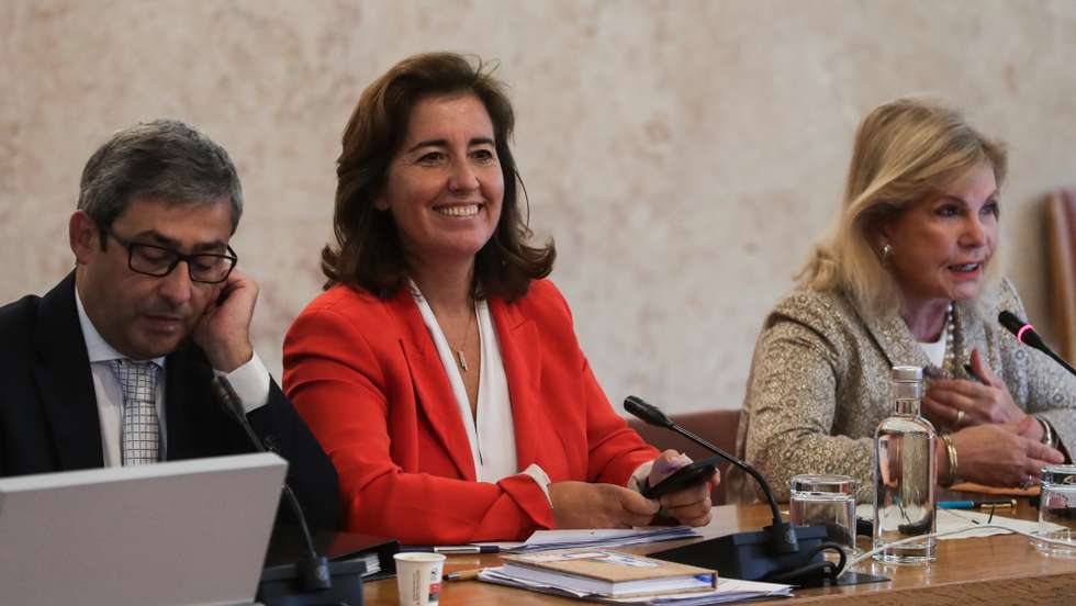 A ministra do Trabalho, Solidariedade e Segurança Social, Ana Mendes Godinho (C), fala na Comissão de Trabalho, Segurança Social e Inclusão na Assembleia da República, em Lisboa, 14 de setembro de 2022. TIAGO PETINGA/LUSA