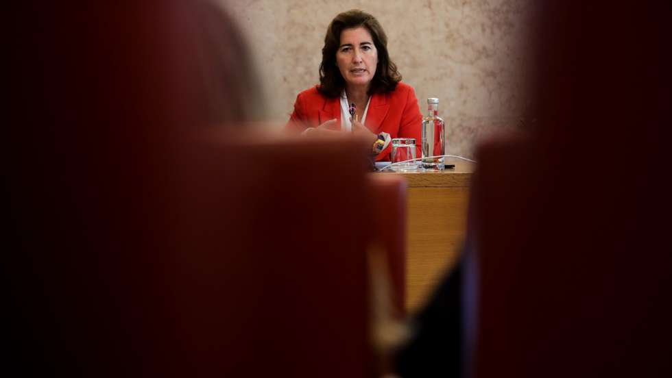 A ministra do Trabalho, Solidariedade e Segurança Social, Ana Mendes Godinho (C), fala na Comissão de Trabalho, Segurança Social e Inclusão na Assembleia da República, em Lisboa, 14 de setembro de 2022. TIAGO PETINGA/LUSA