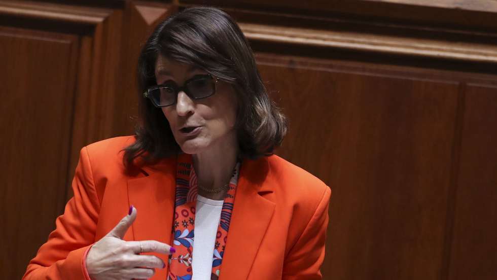 A ministra da Justiça, Catarina Sarmento e Castro, intervém na sessão plenária para a discussão e votação na generalidade da proposta do Governo e dos projetos do PSD, Chega e PCP sobre acesso a metadados para fins de investigação criminal, na Assembleia da República, em Lisboa, 03 de junho de 2021. ANTÓNIO COTRIM/LUSA