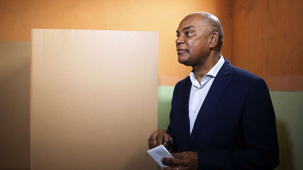 epa10135684 The leader of UNITA Adalberto da Costa Junior casts his ballot in the general elections at a polling station in Luanda, Angola, 24 August 2022. Nearly 14.4 million Angolans are being called to vote in general elections, a process that the opposition considers lacking transparency, but that the government considers exemplary. The general elections will define the composition of parliament and party leader with majority of votes will become the president.  EPA/AMPE ROGERIO
