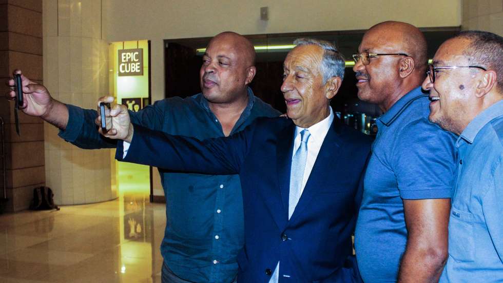 O Presidente da República Portuguesa, Marcelo Rebelo de Sousa (2E), tira uma selfie e disse hoje, em Luanda, que o funcionamento das instituições não se esgota no voto e que os povos “querem ter as suas opiniões expressas no parlamento, Luanda, Angola, 14 de setembro de 2022. Marcelo Rebelo de Sousa chegou hoje às 06:30 a Luanda para assistir à investidura do Presidente eleito, João Lourenço, cerca de duas semanas depois de ter estado na capital angolana para as cerimónias fúnebres do ex-Presidente José Eduardo dos Santos. AMPE ROGÉRIO/LUSA