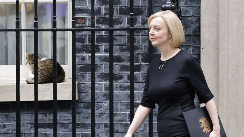 epa10173055 British Prime Minister Liz Truss leaves Downing Street for the House of Commons to pay tributes to Queen Elizabeth II in London, Britain, 09 September 2022. Britain's Queen Elizabeth II died at her Scottish estate, Balmoral Castle, on 08 September 2022. The 96-year-old Queen was the longest-reigning monarch in British history.  EPA/TOLGA AKMEN