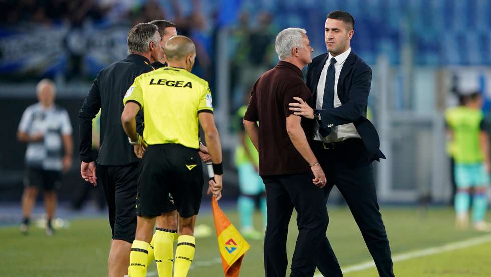 José Mourinho exagerou nos protestos depois de um lance de Zaniolo na área da Atalanta, foi expulso mas continuou a protestar com o árbitro