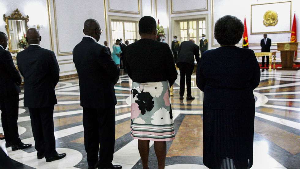epa10193742 Angola's President Joao Lourenco (R) during the new government swearing-in cerimony at the Presidential palace in Luanda, Angola, 19 September 2022.  EPA/AMPE ROGERIO