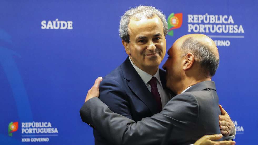 O novo diretor-executivo do Serviço Nacional de Saúde (SNS), Fernando Araújo (E), cumprimenta o ministro da Saúde, Manuel Pizarro (D), durante a conferência de imprensa sobre a apresentação da nova Direção Executiva do SNS, no Ministério da Saúde, em Lisboa, 23 de setembro de 2022. A Direção Executiva do Serviço Nacional de Saúde, que irá coordenar a resposta nas unidades de saúde públicas, será composta por cinco órgãos e terá estatuto de instituto público de regime especial para garantir autonomia para emitir regulamentos e orientações. JOÃO RELVAS/LUSA