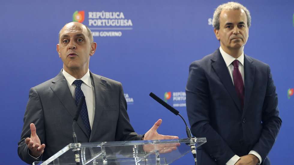 O ministro da Saúde Manuel Pizarro (E), durante a conferência de imprensa sobre a apresentação do novo diretor-executivo do Serviço Nacional de Saúde (SNS), Fernando Araújo (D), no Ministério da Saúde, em Lisboa, 23 de setembro de 2022. A Direção Executiva do Serviço Nacional de Saúde, que irá coordenar a resposta nas unidades de saúde públicas, será composta por cinco órgãos e terá estatuto de instituto público de regime especial para garantir autonomia para emitir regulamentos e orientações. JOÃO RELVAS/LUSA