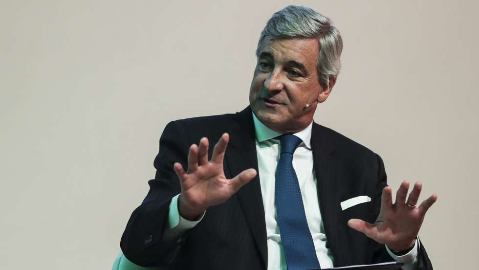 O presidente do Conselho de Administração da ANA, José Luís Arnaut, intervém durante o debate ‘O novo paradigma da mobilidade’, a decorrer na VI Cimeira do Turismo Português, no auditório da Fundação Champalimaud, em Lisboa, 27 de setembro de 2022. TIAGO PETINGA/LUSA