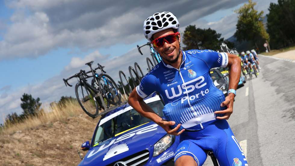 O ciclista João Rodrigues, um dos protagonistas do dia por trabalhar pela equipa da W52 - FP Porto durante toda a subida à Torre, anulando os vários ataques, no momento em que vai ao carro buscar àgua para os colegas de equipa, durante a 4ª etapa da edição especial da Volta a Portugal em Bicicleta, disputada entre a Guarda - Torre (Covilhã), na distância de 148Km. Covilhã, 01 de outubro de 2020. NUNO VEIGA/LUSA