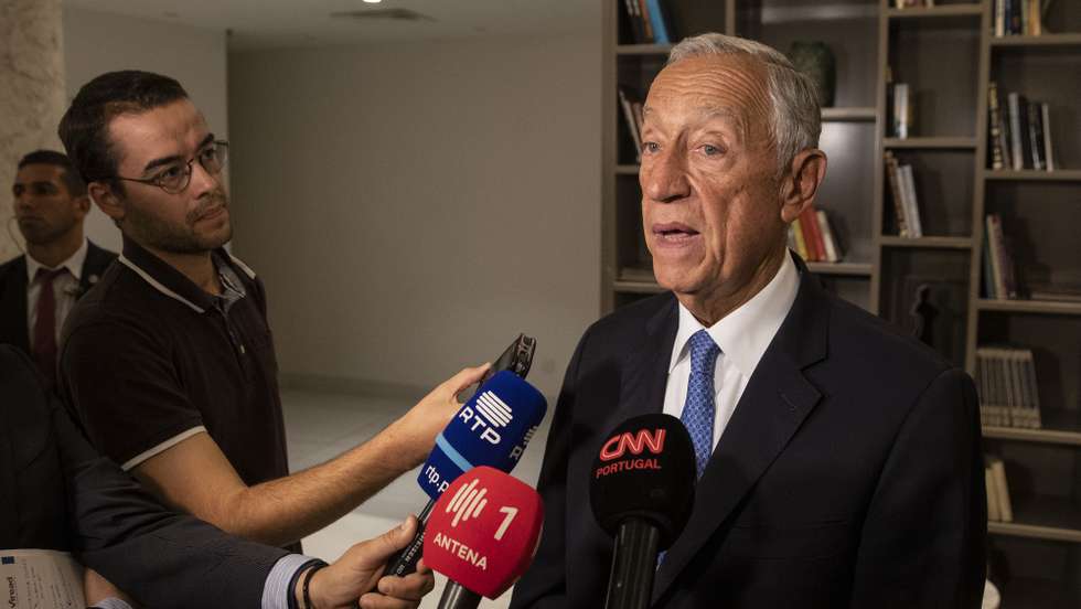 O Presidente da República, Marcelo Rebelo de Sousa, faz declarações aos jornalistas à chegada a Nicósia para visita oficial, Chipre, 7 de outubro de 2022. Marcelo Rebelo de Sousa, encontra-se numa visita oficial de dois dias a convite do seu homólogo cipriota, Nicos Anastasiades, para “consolidar as relações bilaterais” entre Portugal e Chipre e “abordar um conjunto de temas relevantes” a nível internacional, como a guerra na Ucrânia. JOSÉ COELHO/LUSA