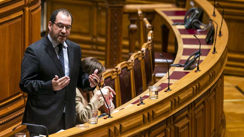 O ministro da Educação, João Costa, usa da palavra em resposta à bancada do Chega, durante o debate sobre política setorial na Assembleia da República, em Lisboa, 14 de outubro de 2022. JOSÉ SENA GOULÃO/LUSA
