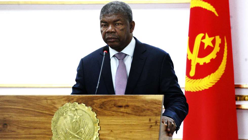 epa10193741 Angola's President Joao Lourenco delivers a speech during the new government swearing-in cerimony at the Presidential palace in Luanda, Angola, 19 September 2022.  EPA/AMPE ROGERIO