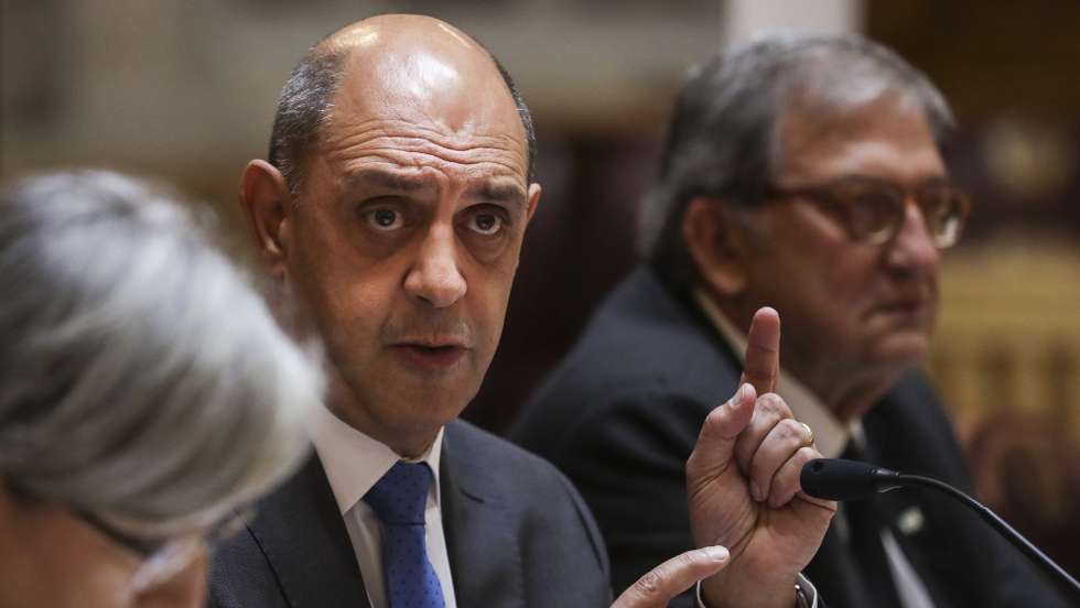 O ministro da Saúde, Manuel Pizarro (C), ladeado pela secretária de Estado da Promoção da Saúde, Margarida Tavares (E), e pelo presidente da Comissão de Saúde, António Maló de Abreu (D), fala perante a Comissão na Assembleia da República, em Lisboa, 19 de outubro de 2022. TIAGO PETINGA/LUSA