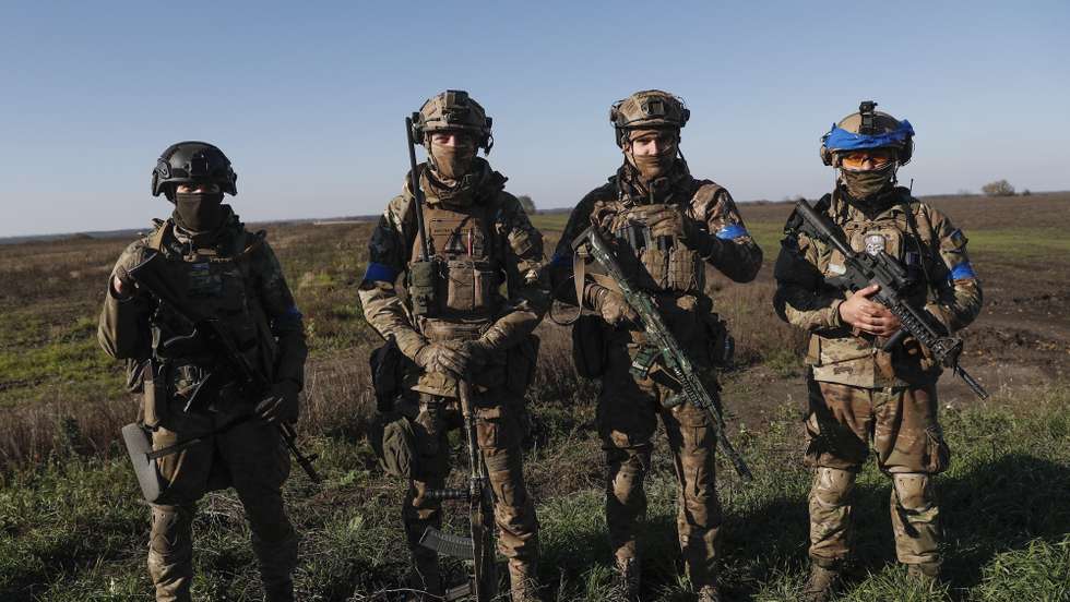 epaselect epa10245671 Ukrainian soldiers stand at a field on the outskirts of the recently recaptured city of Kupiansk, east of Kharkiv, northeastern Ukraine, 15 October 2022. The Ukrainian army pushed Russian troops from occupied territory in the northeast of the country in counterattacks. Kharkiv and surrounding areas have been the target of heavy shelling since February 2022, when Russian troops entered Ukraine starting a conflict that has provoked destruction and a humanitarian crisis.  EPA/ATEF SAFADI
