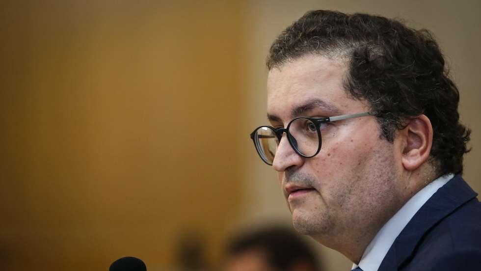 O presidente do grupo parlamentar do Partido Social Democrata (PSD), Joaquim Miranda Sarmento, discursa durante o inicio das jornadas parlamentares do partido, subordinadas ao tema “Acreditar em Portugal”, em Lisboa, 17 de outubro de 2022. RODRIGO ANTUNES/LUSA