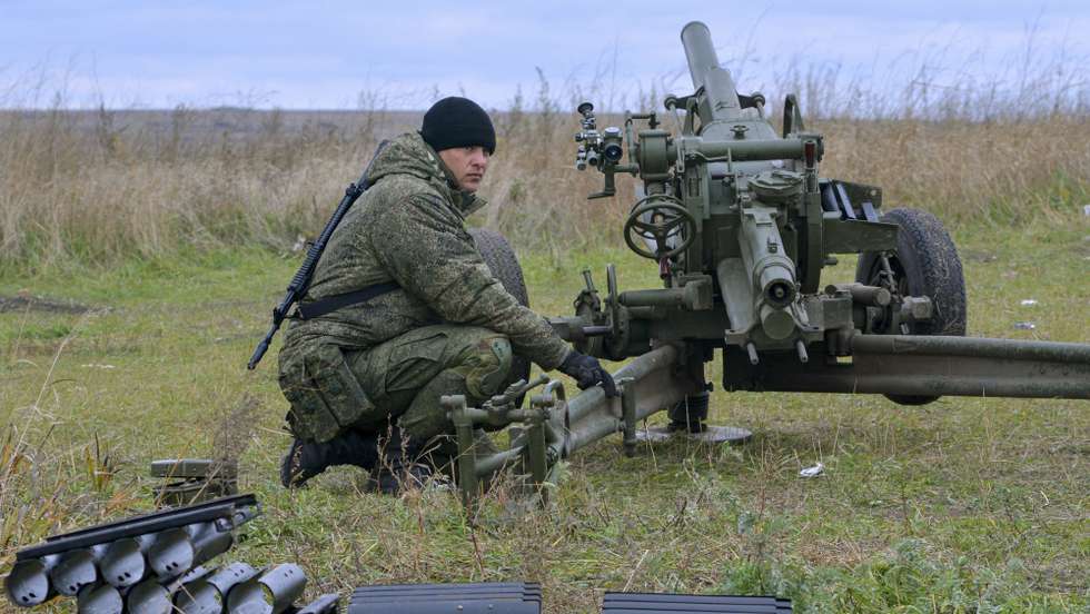 epa10257518 Russian conscript attends a military training at a ground training range in the Rostov-on-Don region in southern Russia, 21 October 2022. Russian President Putin announced in a televised address to the nation on 21 September, that he signed a decree on partial mobilization in the Russian Federation due to the conflict in Ukraine. Russian Defense Minister Shoigu said that 300,000 people would be called up for service as part of the move.  EPA/ARKADY BUDNITSKY