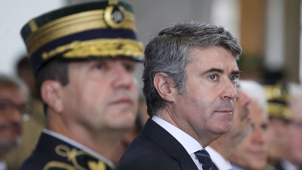 O ministro da Administração Interna, José Luís Carneiro (D), ladeado pelo comandante-geral da GNR, tenente-general Rui Manuel Carlos Clero (E), durante as cerimónias comemorativas do aniversário da Unidade de Controlo Costeiro da GNR, em Lisboa, 24 de outubro de 2022. ANTÓNIO COTRIM/LUSA