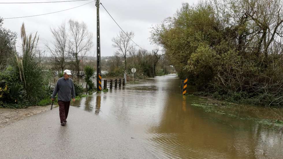 Um popular observa uma estrada inundada pela água devido à subida da água do rio Mondego, em Figueiró do Campo, provocada pela chuva e mau tempo, Montemor-o-Velho, 21 de dezembro de 2019. PAULO NOVAIS/LUSA