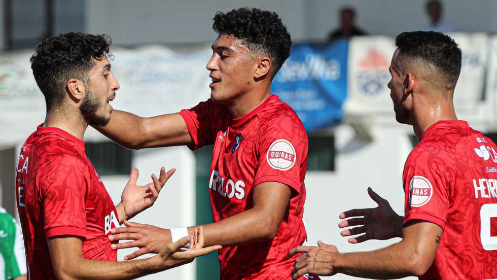 Os jogadores do Gil Vicente festejam a marcação de um golo contra o Serpa, durante o jogo da terceira eliminatória da Taça de Portugal disputado no Complexo Desportivo Manuel Baião, em Serpa, 15 de outubro de 2022. LUÍS FORRA/LUSA