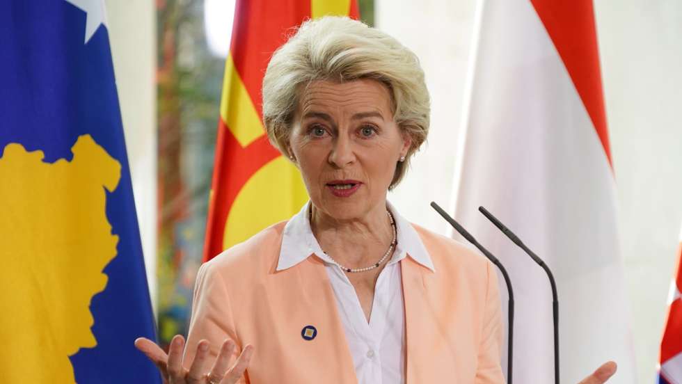 epa10283620 European Commission President Ursula von der Leyen gestures during a press conference of the 'Western Balkans Conference' at the Chancellery in Berlin, Germany, 03 November 2022. German Chancellor Olaf Scholz is hosting a meeting of European Union officials and Western Balkan leaders at the Chancellery in Berlin.  EPA/CLEMENS BILAN
