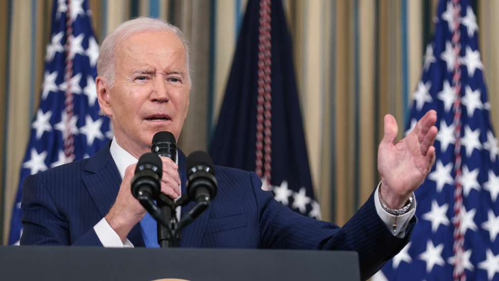 epa10297126 President Joe Biden delivers remarks and takes questions in the State Dining Room at The White House in Washington, DC, USA, 09 November 2022.  EPA/OLIVER CONTRERAS  / POOL