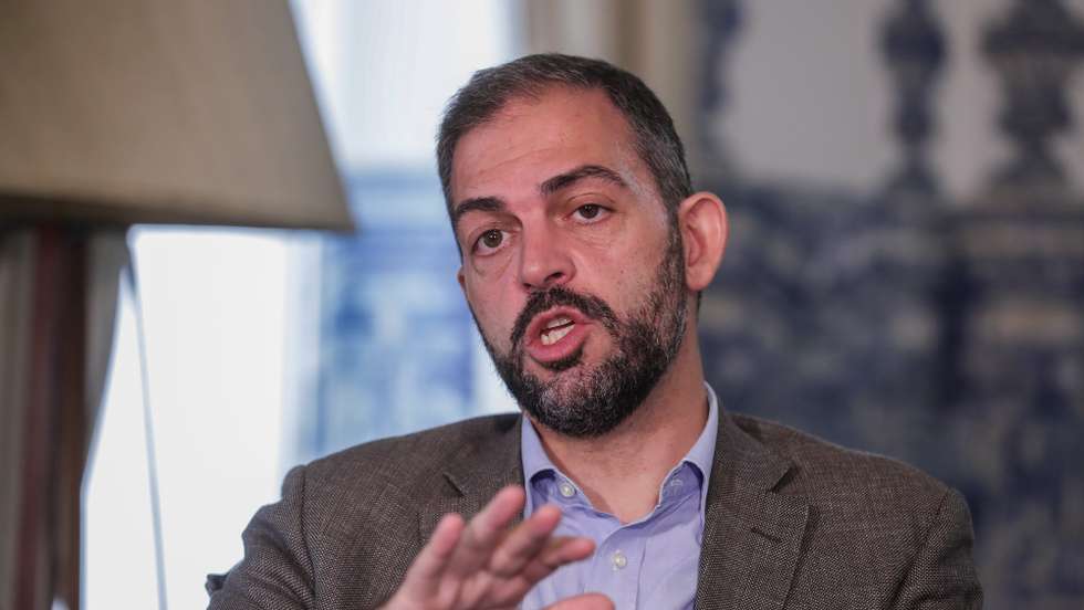 O ministro do Ambiente e da Ação Climática, Duarte Cordeiro, fala em entrevista à Agência Lusa, na sede do ministério em Lisboa, 02 de novembro de 2022. (ACOMPANHA TEXTO DA LUSA DE 04-11-2022) TIAGO PETINGA/LUSA