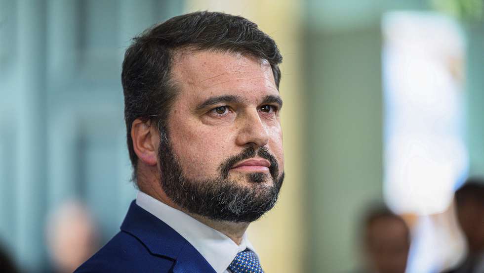 O secretário de Estado da Juventude e do Desporto, João Paulo Correia, presta declarações no final da IX Cimeira de Presidentes da Liga Portuguesa de Futebol Profissional (LPFP), no centro de congressos da Alfândega do Porto, no Porto, 11 de novembro de 2022. PEDRO GRANADEIRO/LUSA