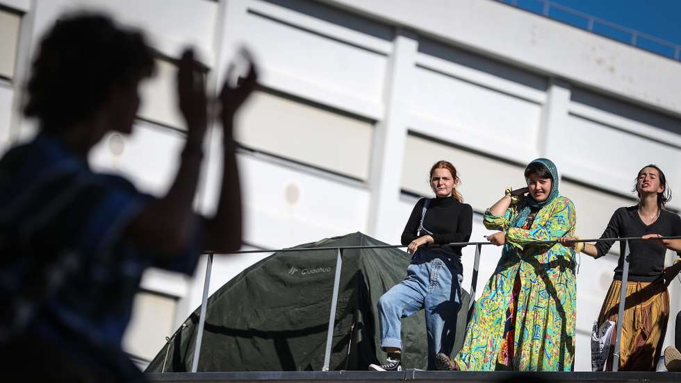 Um grupo de alunos da escola secundária António Arroio colou-se às portas da escola, bloqueando a entrada, em protesto pelo fim dos combustíveis fósseis, e houve estudantes em protesto no telhado, em Lisboa, 10 de novembro de 2022. Os alunos estão desde segunda-feira a ocupar a escola, num protesto que se repete em outras cinco escolas e faculdades da capital com uma reivindicação comum: o fim dos combustíveis fósseis. RODRIGO ANTUNES/LUSA