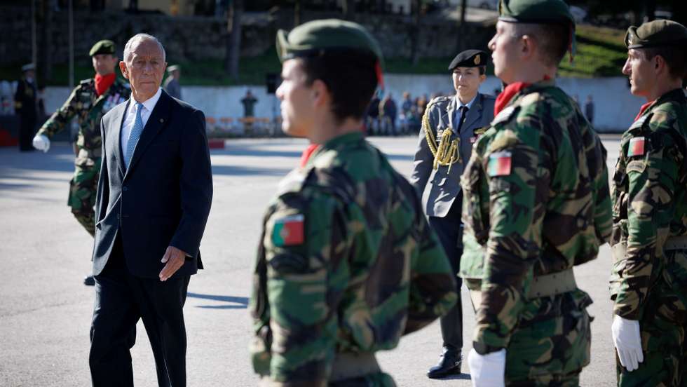 O Presidente da República, Marcelo Rebelo de Sousa (E), na cerimónia de condecoração do Centro de Tropas de Operações Especiais (CTOE) com a Medalha de Serviços Distintos - Grau Ouro, em Lamego, 12 de Novenbro de 2022. PEDRO SARMENTO COSTA/LUSA