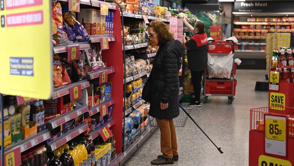 epa10252144 A shopper at a supermarket in London, Britain 19 October 2022. UK Inflation has hit a 40-year high at 10.1 percent driven by soaring food prices as the cost of living across Britain continues to bite.  EPA/ANDY RAIN