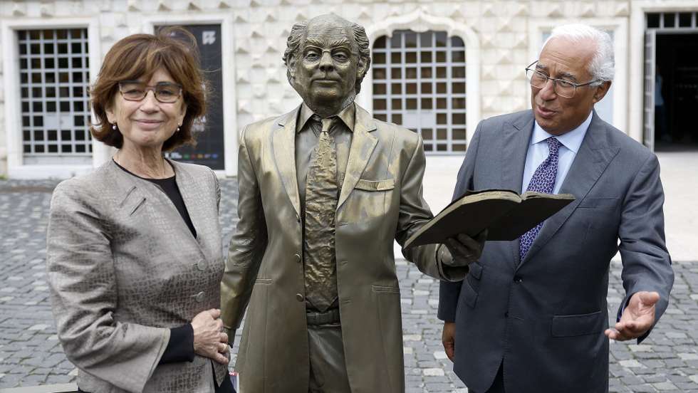 O primeiro-ministro, António Costa (D), ladeado pela viúva do escritor José Saramago, Pilar del Rio (E), à chegada para a visita à Fundação José Saramago, inserida nas comemorações do centenário do nascimento do escritor José Saramago, em Lisboa, 16 de novembro de 2022. ANTÓNIO PEDRO SANTOS/LUSA