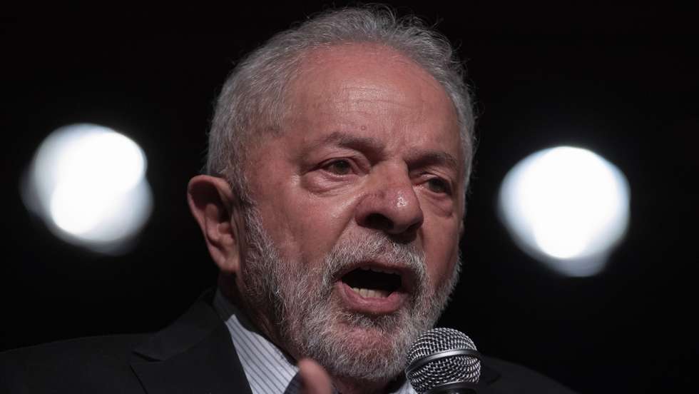 epa10298578 Brazilian president-elect Luiz Inacio Lula da Silva speaks during a meeting with parliamentarians at the Banco do Brasil Cultural Center (CCBB) in Brasilia, Brazil, 10 November 2022. Lula da Silva was moved when he affirmed that he &#039;never&#039; thought that hunger would return to the country and affirmed that his &#039;mission will be accomplished&#039; if &#039;every citizen returns to breakfast, lunch and dinner&#039; every day. &#039;Excuse me&#039;, he said, interrupting his speech at a meeting with parliamentarians with his eyes full of tears, and remembering that he made that promise that all Brazilians can eat every day two decades ago, on 01 January 2003, when he first assumed power.  EPA/Joedson Alves