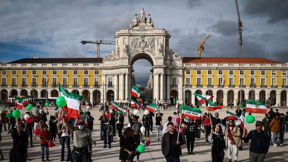 Pessoas participam numa manifestação de apoio à revolução no Irão, em Lisboa, 19 de novembro de 2022. RODRIGO ANTUNES/LUSA