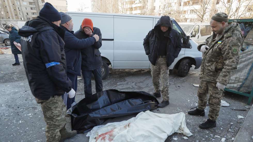 epaselect epa09830752 Relatives of a killed woman react as medicals carry out her body near the residential building which was shelled last night in Kyiv, Ukraine, 17 March 2022. One person was killed and three injured during the shelling. Russian troops entered Ukraine on 24 February prompting the country's president to declare martial law and triggering a series of announcements by Western countries to impose severe economic sanctions on Russia.  EPA/SERGEY DOLZHENKO